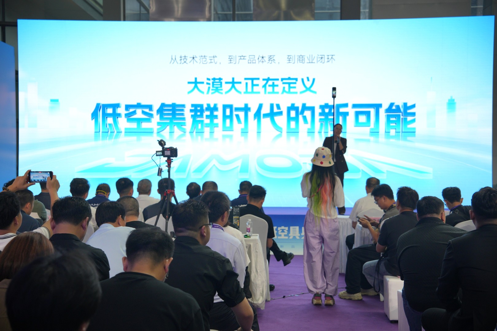 大漠大发布新战略与多款无人机集群新品,布局低空集群具身智能