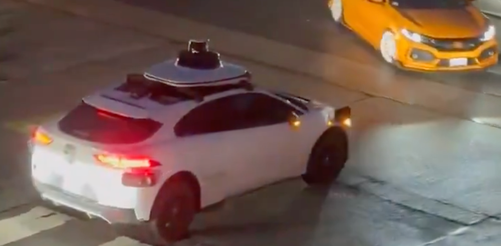 Waymo无人车闯祸了！路口集体趴窝导致堵车，有乘客被困车内数十分钟