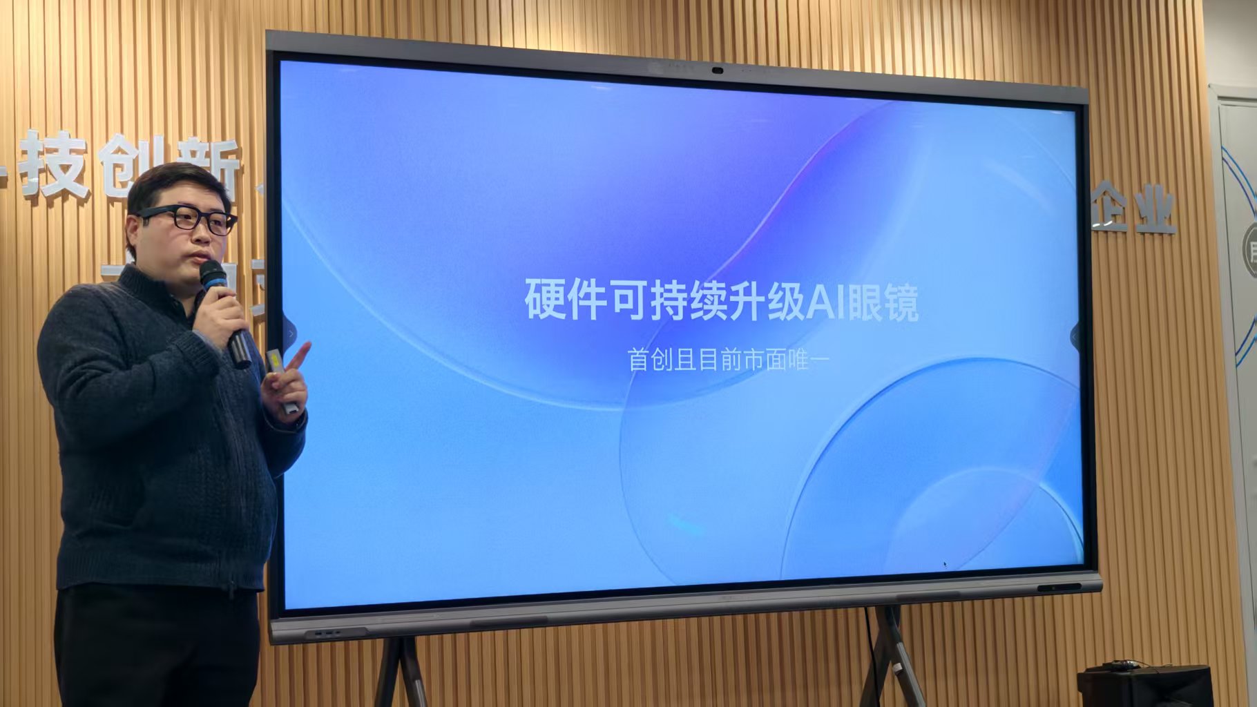 这款爆火CES的中国AI眼镜，为什么长得跟别人都不一样？