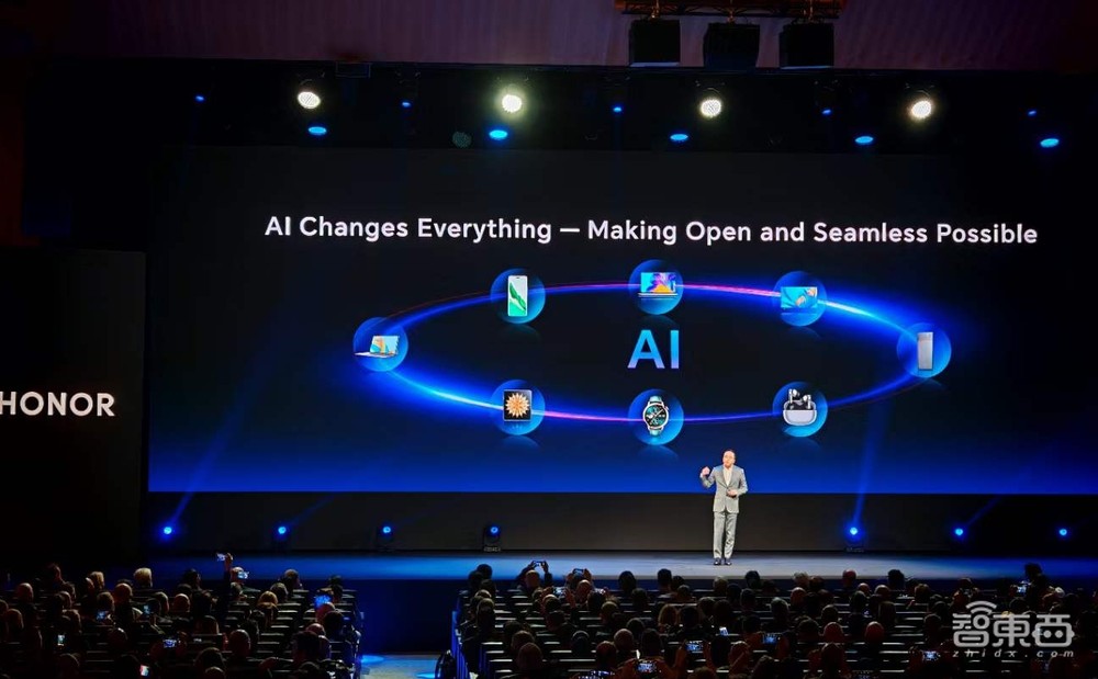 荣耀AI全家桶炸场MWC!CEO赵明宣战苹果,解密平台级AI杀手锏