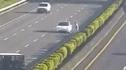 特斯拉在台湾撞上侧翻货车 L2级自动驾驶未反应