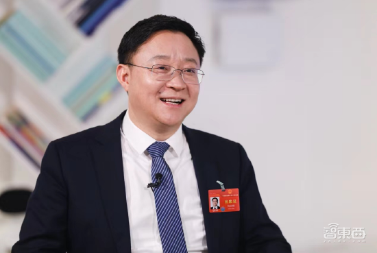 大模型火遍两会！雷军等20位代表热议AI，Sora高频出场，靳东深感受影响