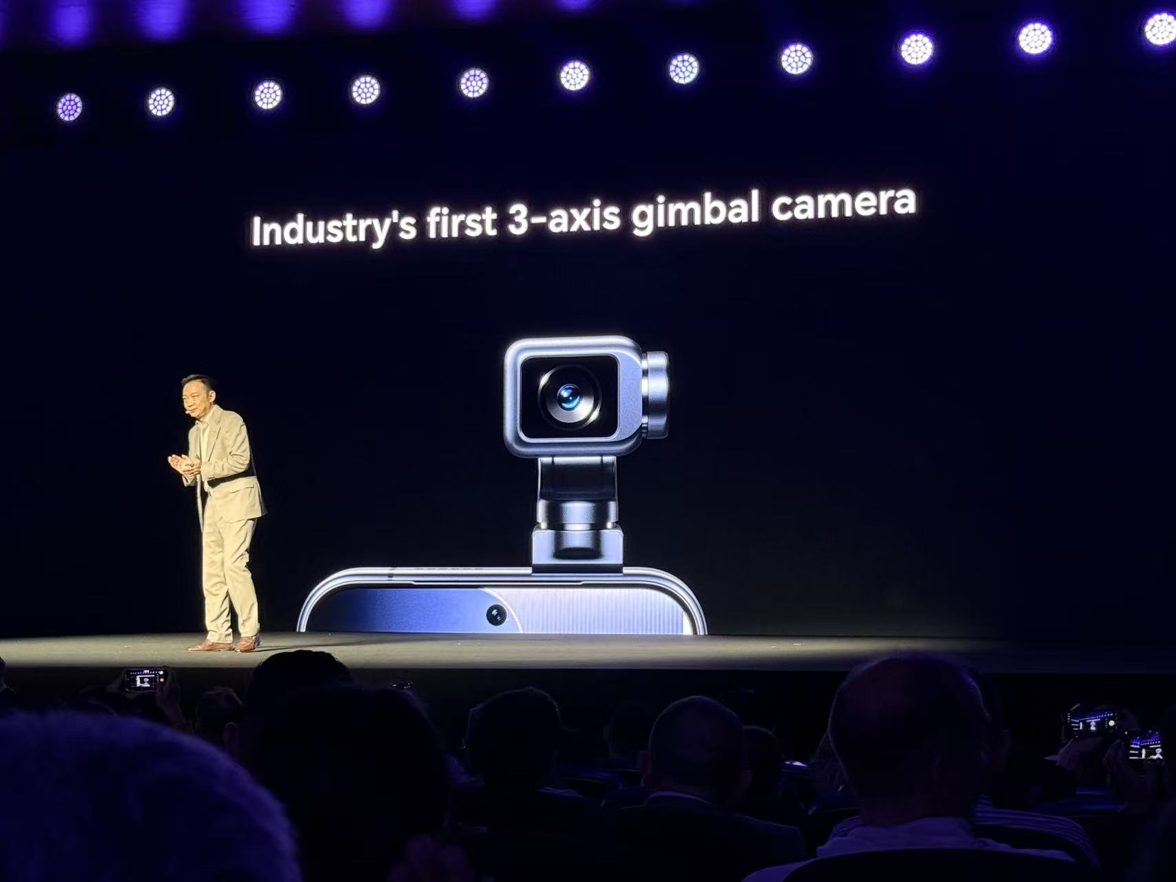 刚刚，荣耀人形机器人热舞亮相欧洲！全球第一个“机器人手机”真机首秀