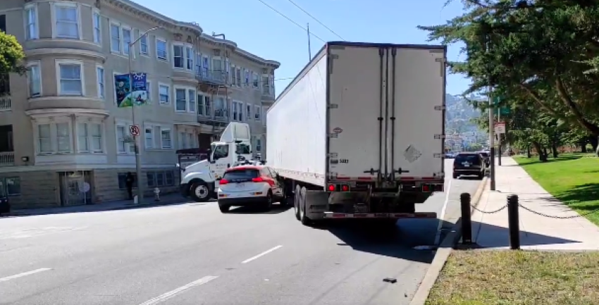 又一起！Cruise无人驾驶出租车与卡车发生碰撞，所幸无人伤亡