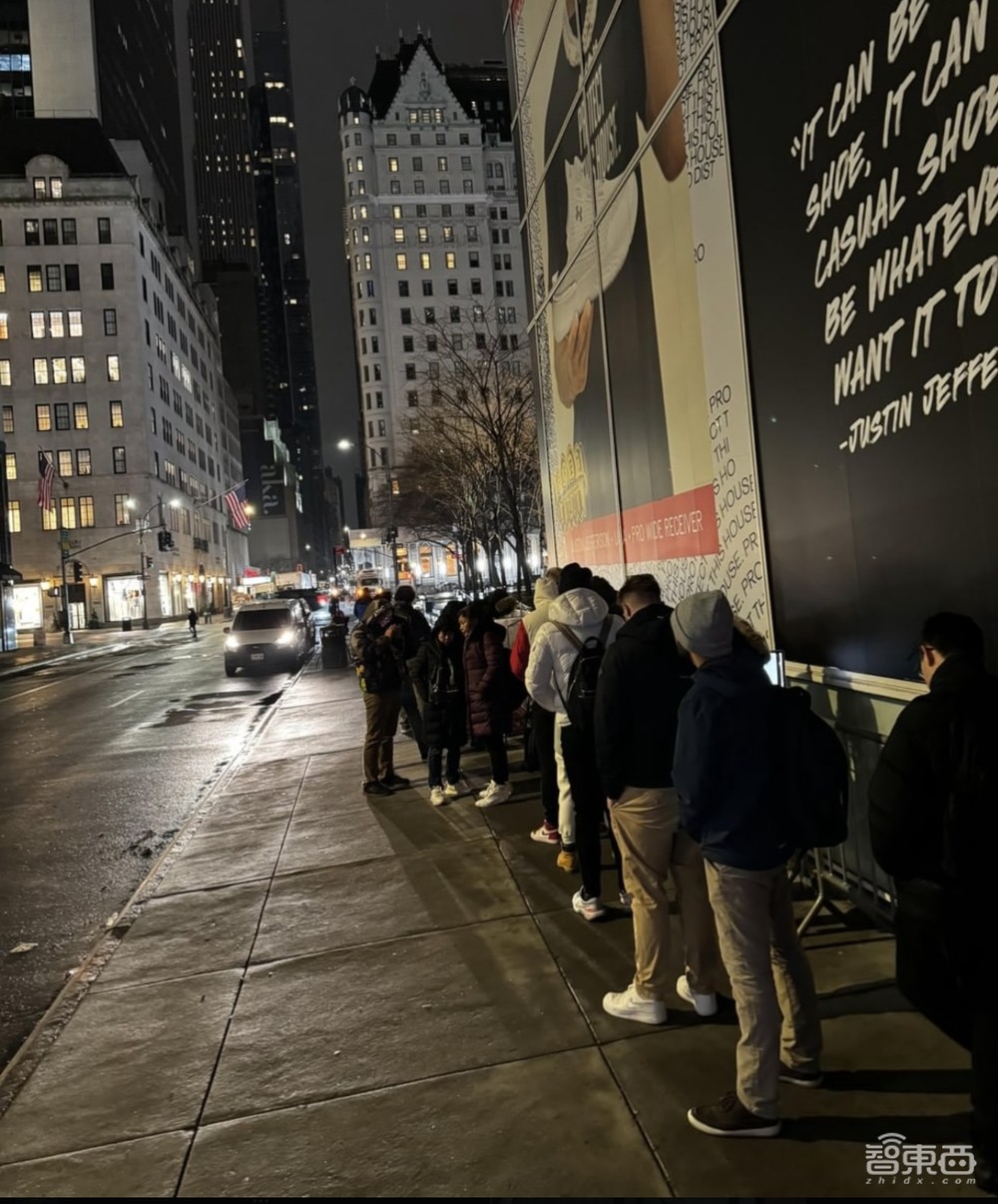 刚刚,全球第一台苹果Vision Pro捧出店门!有人凌晨四点排队、库克回应中国发布时间