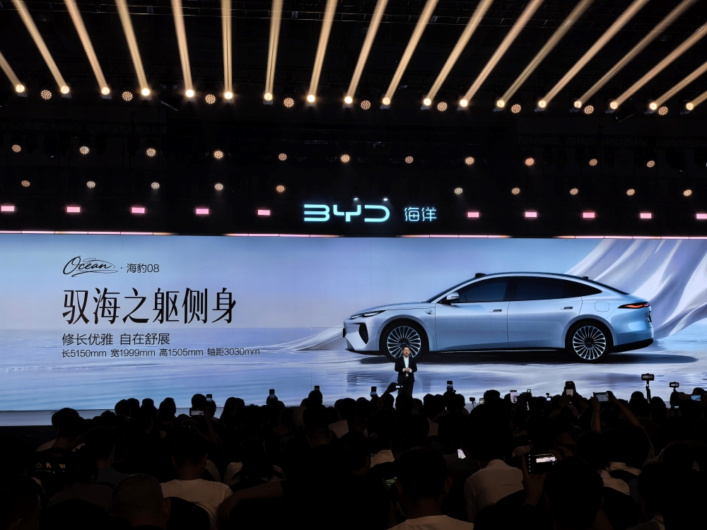 比亚迪海洋旗舰家轿19.69万起开卖！云辇-A、后轮转向、天神之眼B全上车