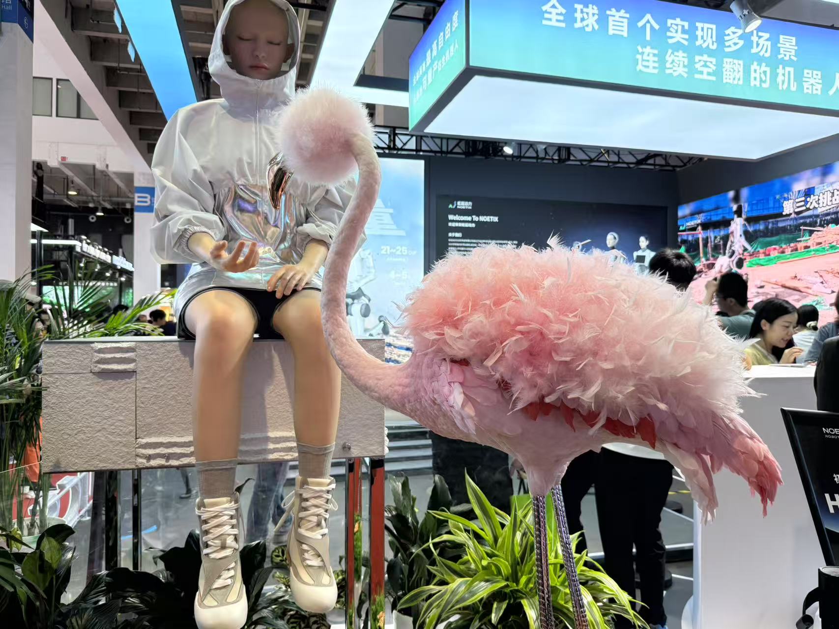 最贵97万搬回家,人形机器人天团涌入北京!暴走2万步玩命逛完,亮点都在这了