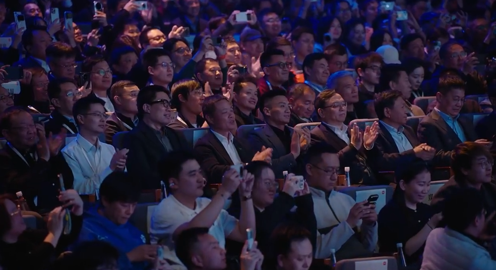 三天锁单超3万台!雷军揭秘新SU7销售战况:5万人试驾,排队3小时