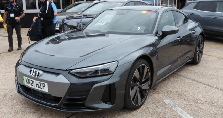 外媒试驾奥迪e-tron GT：与保时捷Taycan同平台打造，零百加速仅需4.1秒