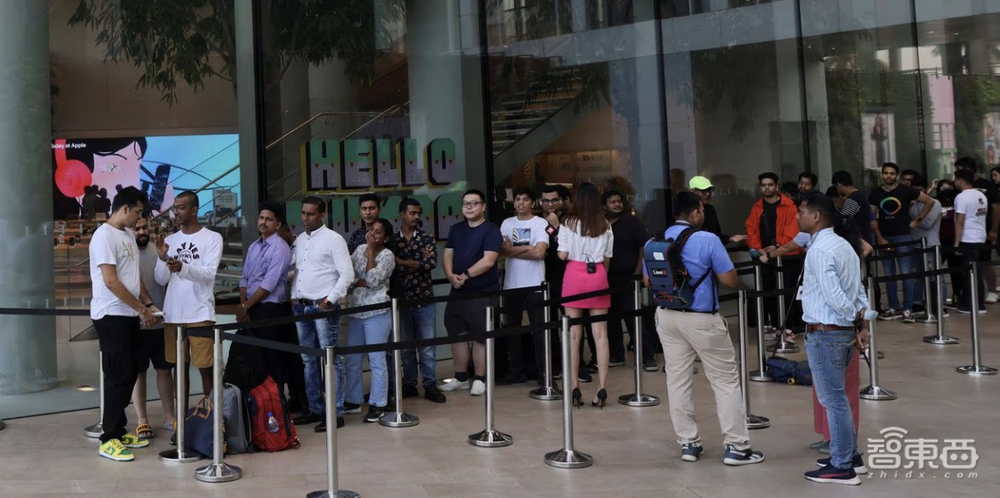 苹果印度首家零售店落地，库克现身，印度市场布局再提速