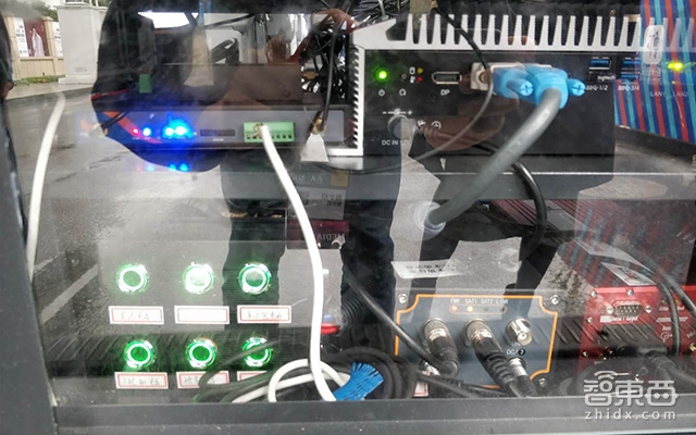 雨天体验自动驾驶:高精度定位把无人车“摁”在道路中间