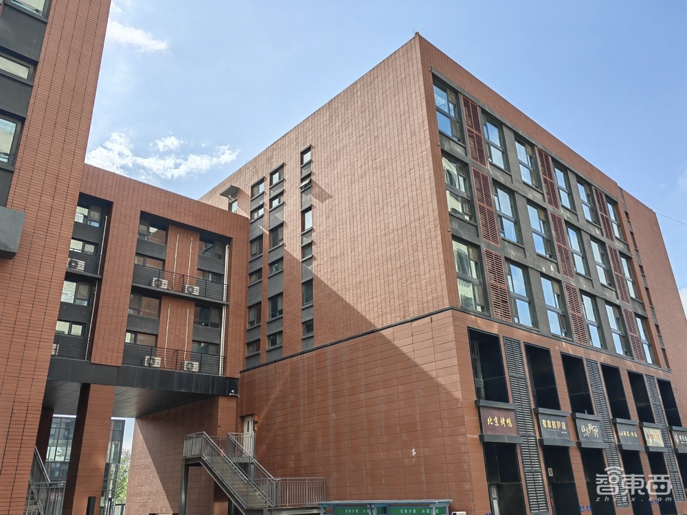 华为Mate Xs 2折叠屏体验:2022年了,华为怎么把“外折”做出花来?