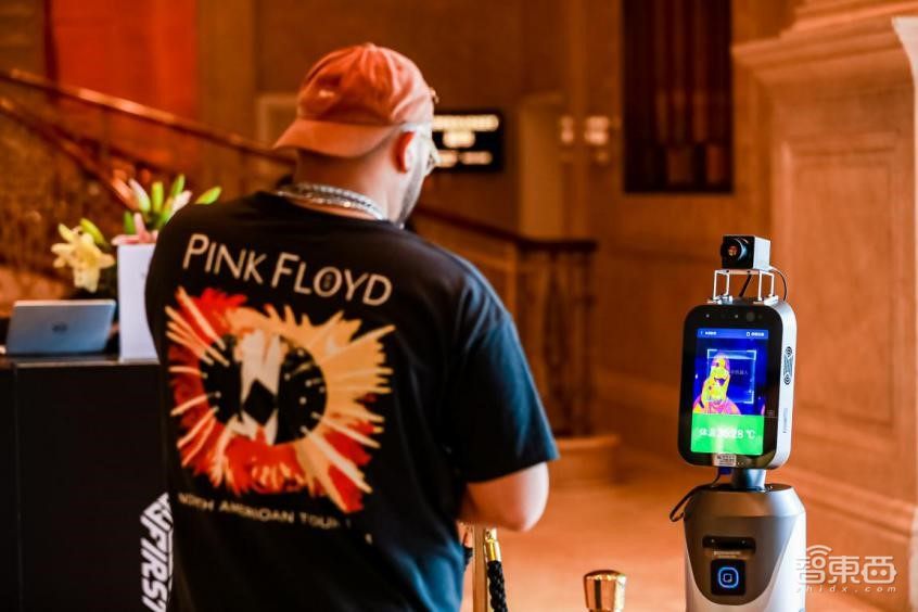 机器人志愿者上岗FIRST青年电影节,带你探班最飒高原露天影展