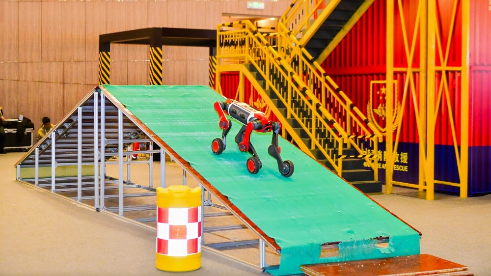 宇樹和智元罕見同臺！為什么世界最好的機(jī)器人，都要去上?！斑^招”？