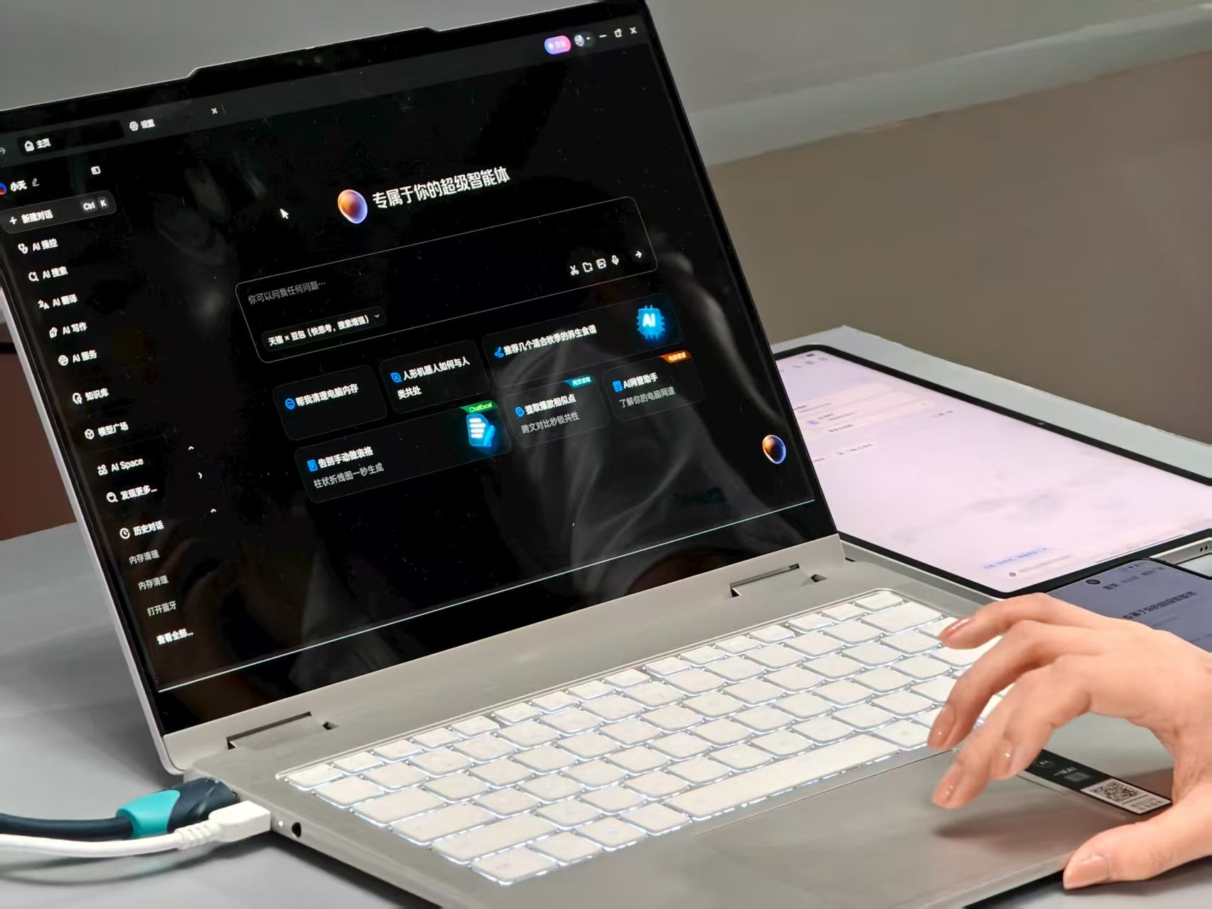 联想一口气秀出200多项技术产品,数十个智能体同台,还有太阳能PC和4D游戏本