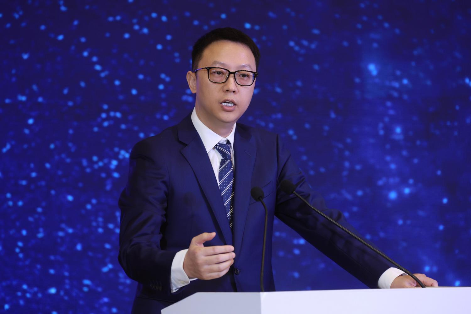 阿里深夜大涨13%!3个月净赚423亿,云和AI杀疯了,700天重造自己