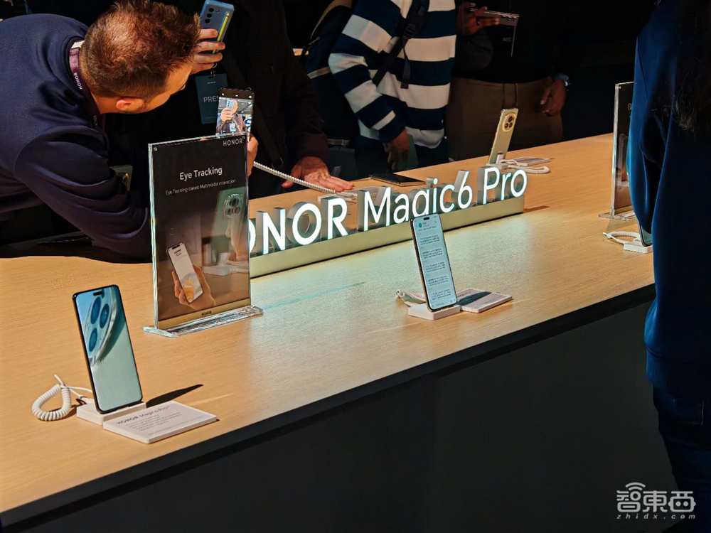 荣耀AI全家桶炸场MWC!CEO赵明宣战苹果,解密平台级AI杀手锏