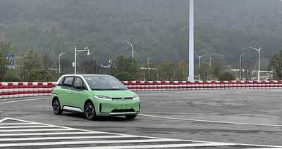 抢先体验滴滴定制网约车：后排堪比头等舱，能看电视能唱歌