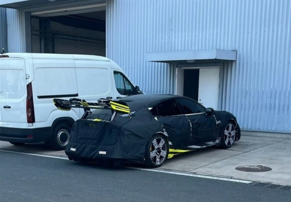 雷军晒照爆料新车！尾翼大到夸张，小米“安家”纽北猛刷赛道