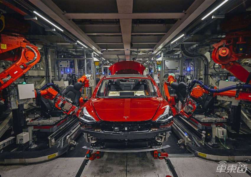外媒展示特斯拉Model Y生产线：机械设备替代人工，部分车间自动化率达100%