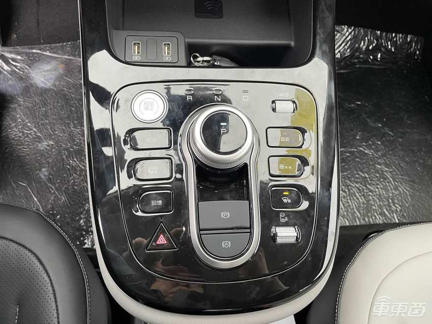 抢先体验滴滴定制网约车:后排堪比头等舱,能看电视能唱歌