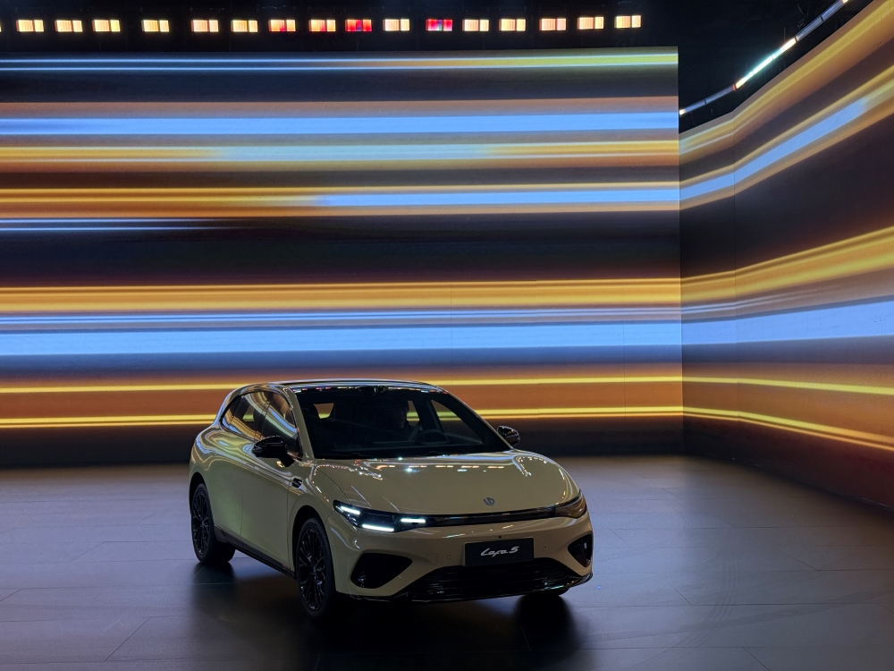 预售10.58万元起！零跑电动小钢炮Lafa5来了，上车端到端大模型