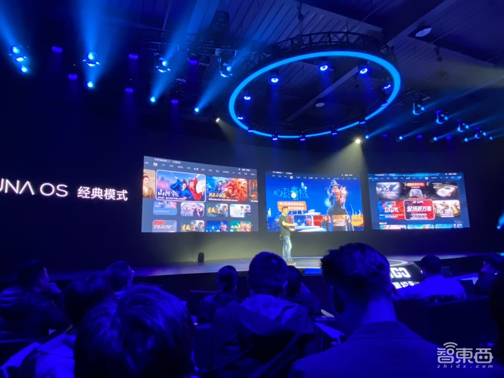 坚果投影推智慧墙O1！27cm超近距放映，支持画面实时自调整