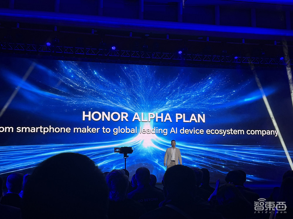 榮耀宣布轉(zhuǎn)型！CEO李健履新首秀：為AI豪投700億