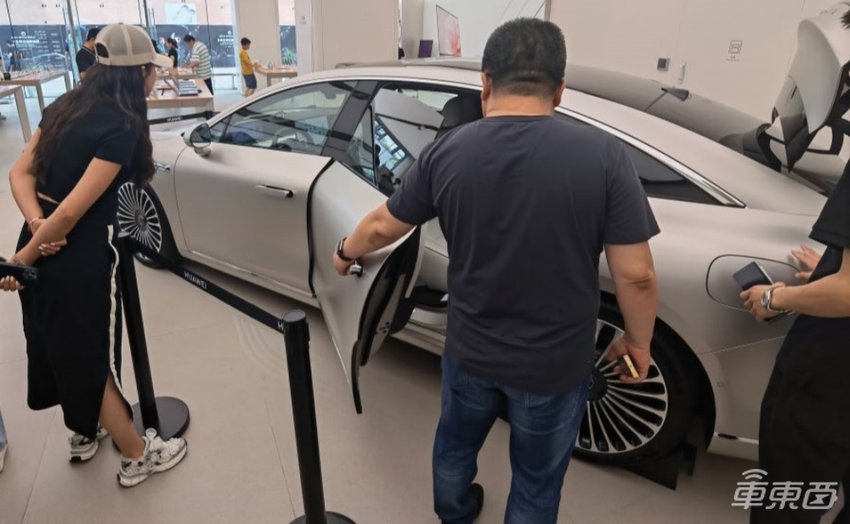 谁在看享界S9?实探北京两家门店,中年老板居多,家庭客户热情不高