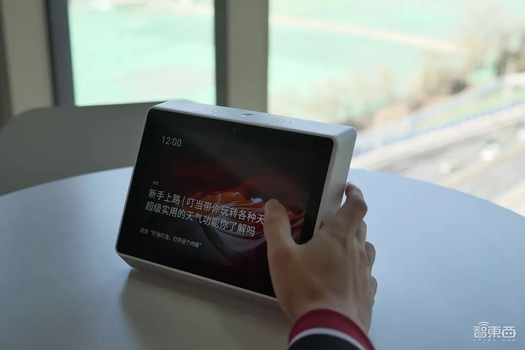 腾讯叮当智能屏发布!超远语音识别,智能音箱上的视听盛宴!