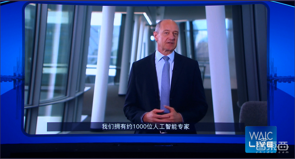 马化腾谈太空计划、李彦宏合影火星车!WAIC开幕请了4个数字人当主持