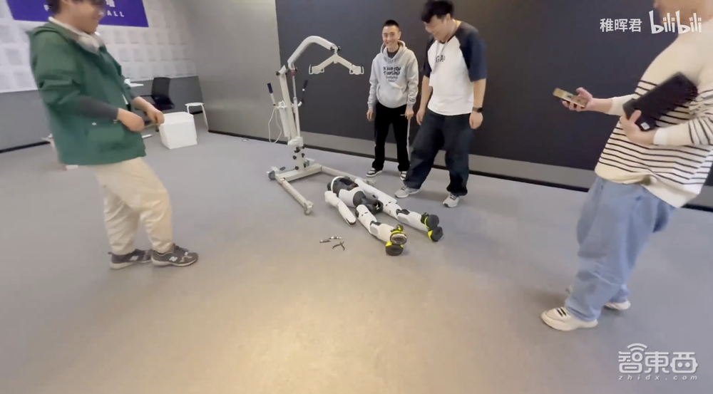 稚晖君两年憋出机器人绝活：骑自行车、葡萄缝针，还能组“哪吒完全体”