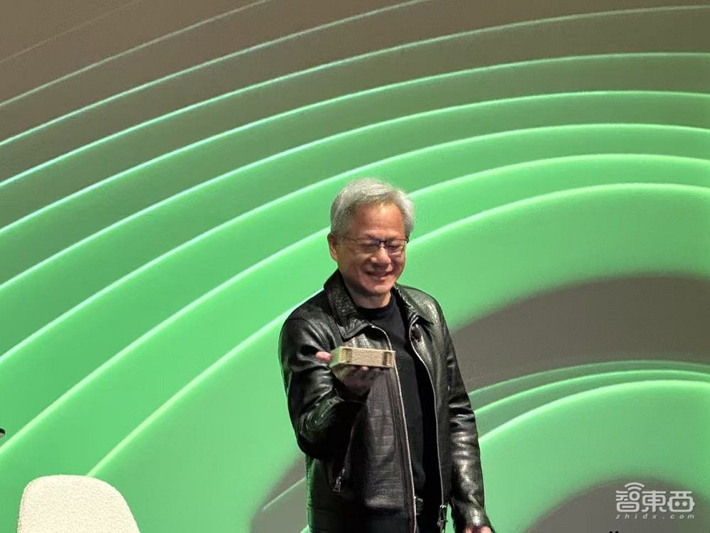 黄仁勋开年首场采访:点名夸奖中国车企,回应5090为什么贵,大谈物理AI