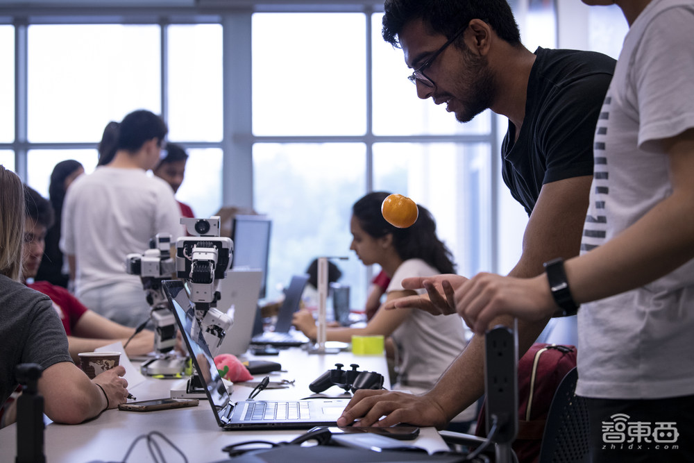 五年四次迭代,优必选首发Walker X,人形服务机器人商业化再提速