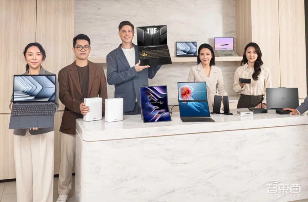 CES 2024丨PC新物种大爆发,透明屏乱战,车载屏火了,AI正深入一切!