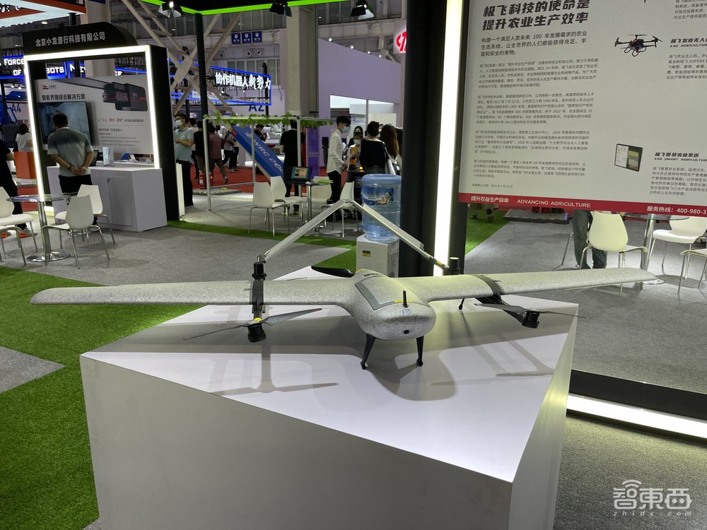 邓丽君现场“复活”！130只机器狗群舞，世界机器人大会7大亮点揭秘