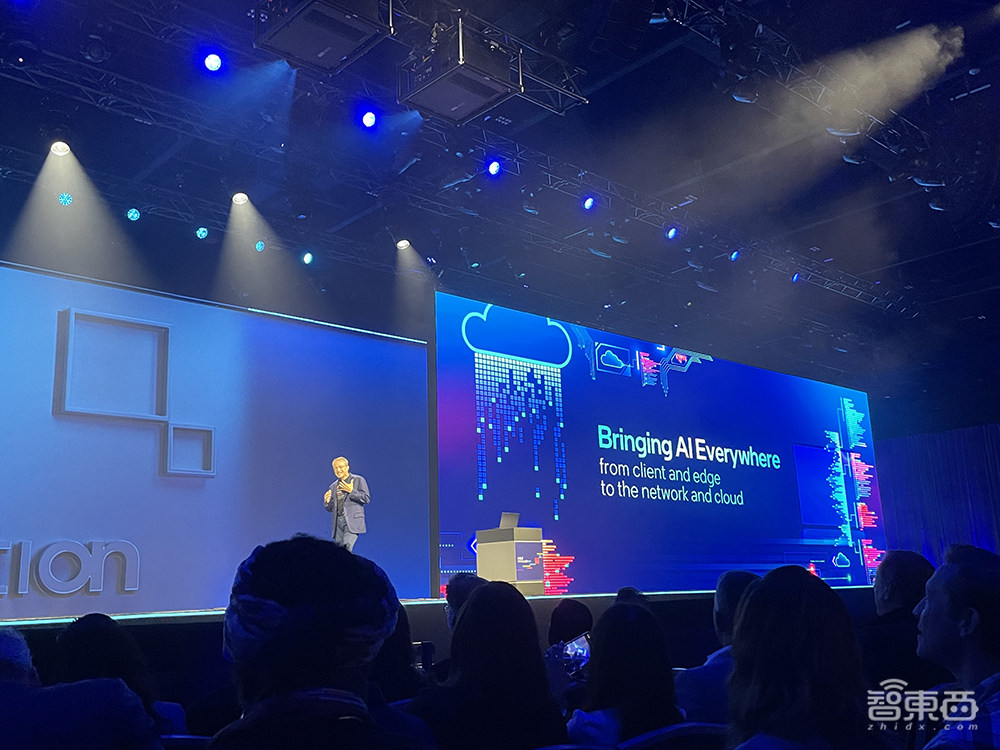 英特尔连甩AI大招!288核至强芯、3代AI芯片、PC断网跑大模型