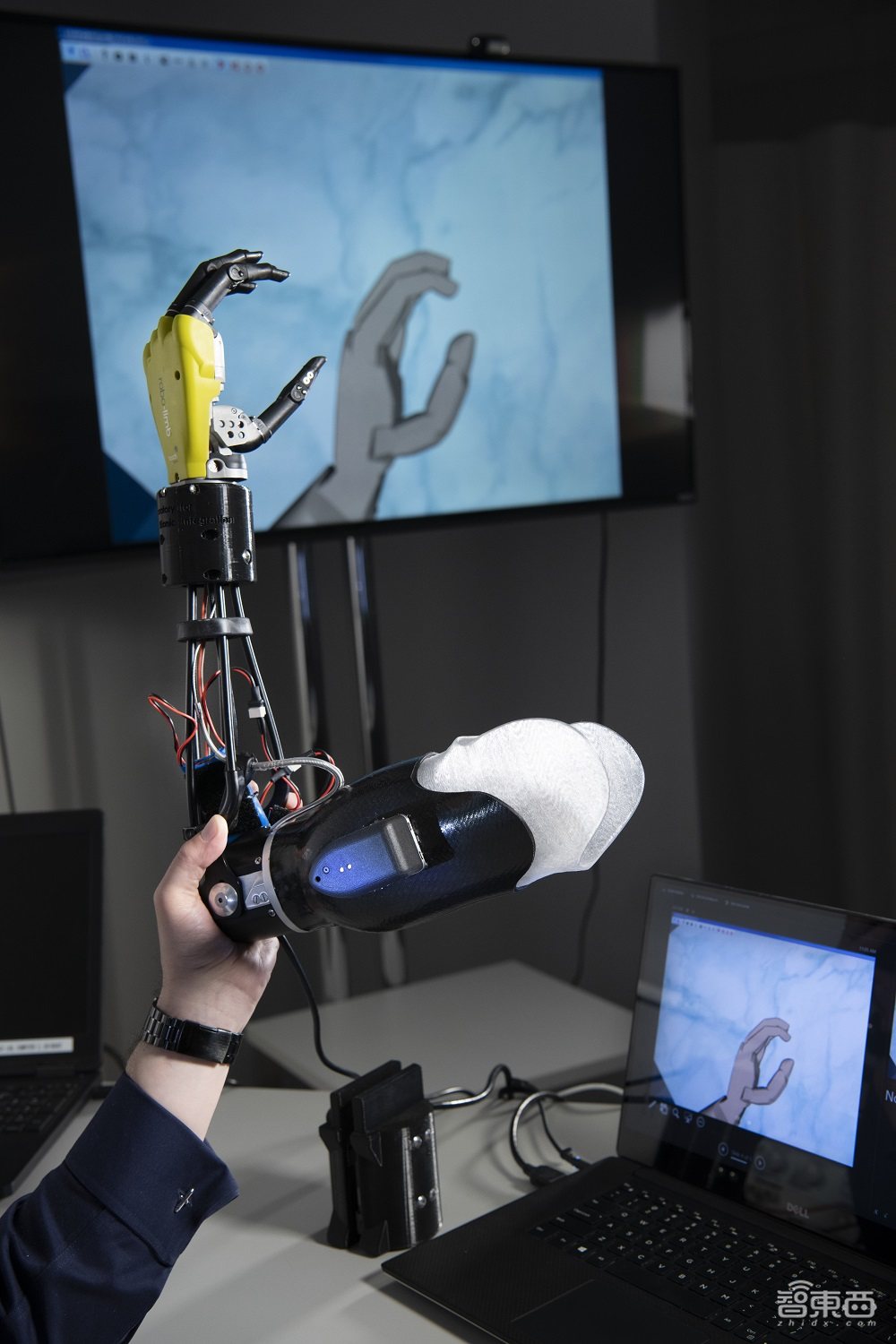 神经机器接口新进展！让“假肢”运动自然如真胳膊，登上Science子刊新封