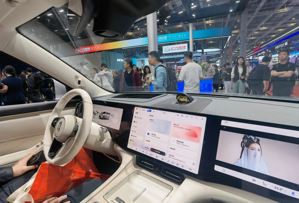 上海车展首日：雷军没来小米展台仍爆满，余承东预言新车“大爆”，何小鹏忙着遛“人”