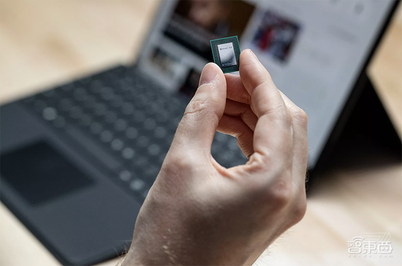 微软双屏手机和PC登场！连甩七款Surface硬件，首用安卓系统