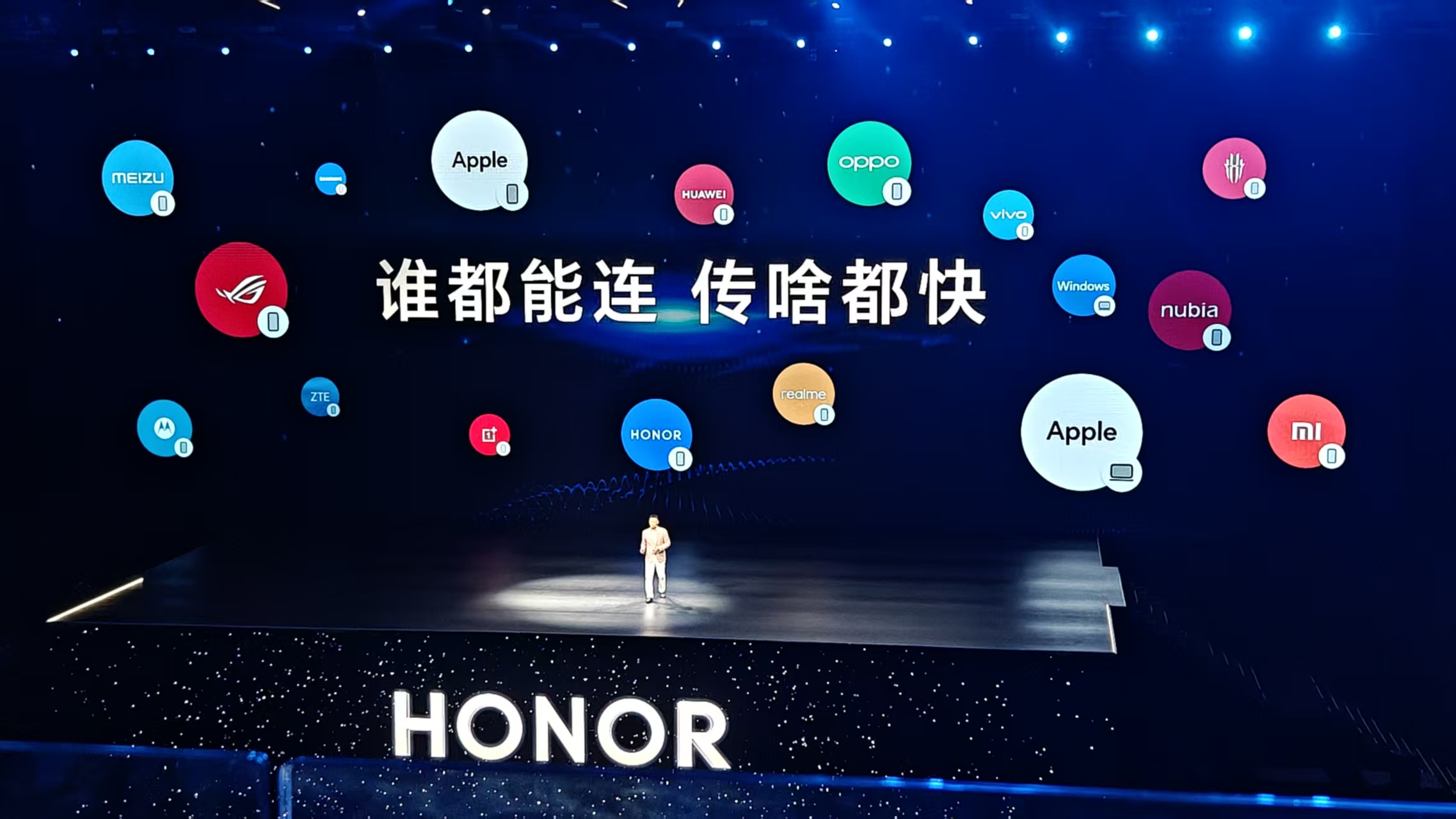 打響AI折疊屏第一槍，互聯(lián)破壁“大一統(tǒng)”，榮耀趟出AI生態(tài)新路子