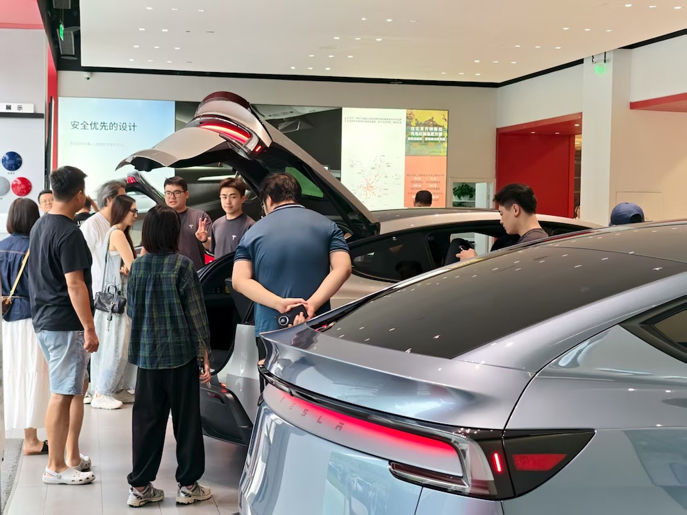 特斯拉Model Y L卖爆了！6天卖空一个月产能，工作日顾客挤爆门店，暴雨还来看车