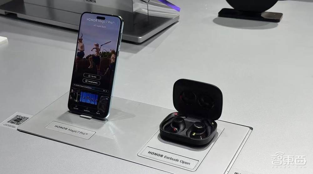 AI爆火MWC！AI OS席卷手機(jī)PC，國王點(diǎn)贊榮耀華為，中國企業(yè)霸場