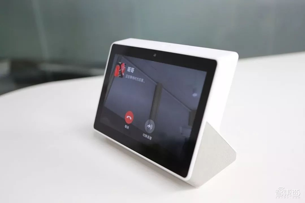 腾讯叮当智能屏发布!超远语音识别,智能音箱上的视听盛宴!