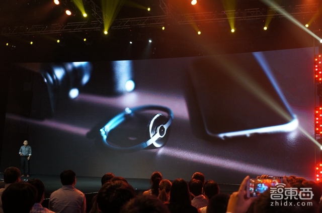 华米推299元Amazfit手环 陶瓷材质进军时尚圈