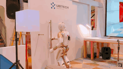 中国仿人机器人惊艳CES!解秘优必选新Walker,独家对话CTO熊友军