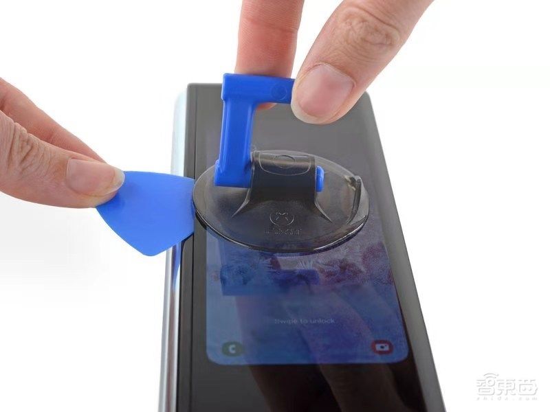 三星折叠屏拆机!大量细节调整,没扛住12万次折叠实测