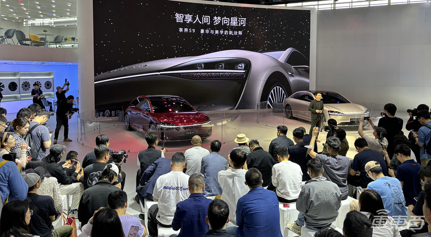 享界S9、问界新M5北京车展亮相，鸿蒙智行品牌全家福车型集中展示