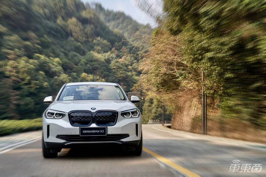 宝马首款纯电SUV、1300公里冬季自驾：这支公路电影专治焦虑