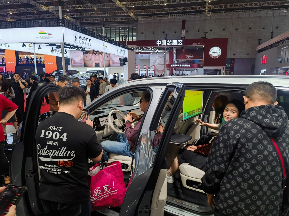 上海车展首日:雷军没来小米展台仍爆满,余承东预言新车“大爆”,何小鹏忙着遛“人”